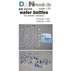 Набір пляшок з водою