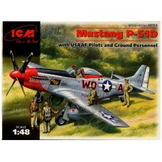 Винищувач Mustang P-51D з пілотами і техніками