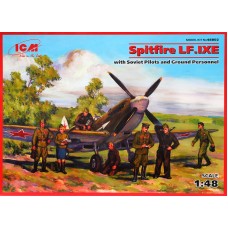 Винищувач Spitfire LF.IXE з радянськими льотчиками і наземним персоналом