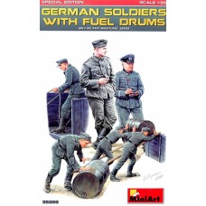Німецькі солдати з паливними бочками