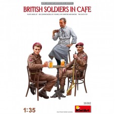 Британські солдати у кафе