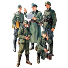 Німецькі солдати та польовий командир